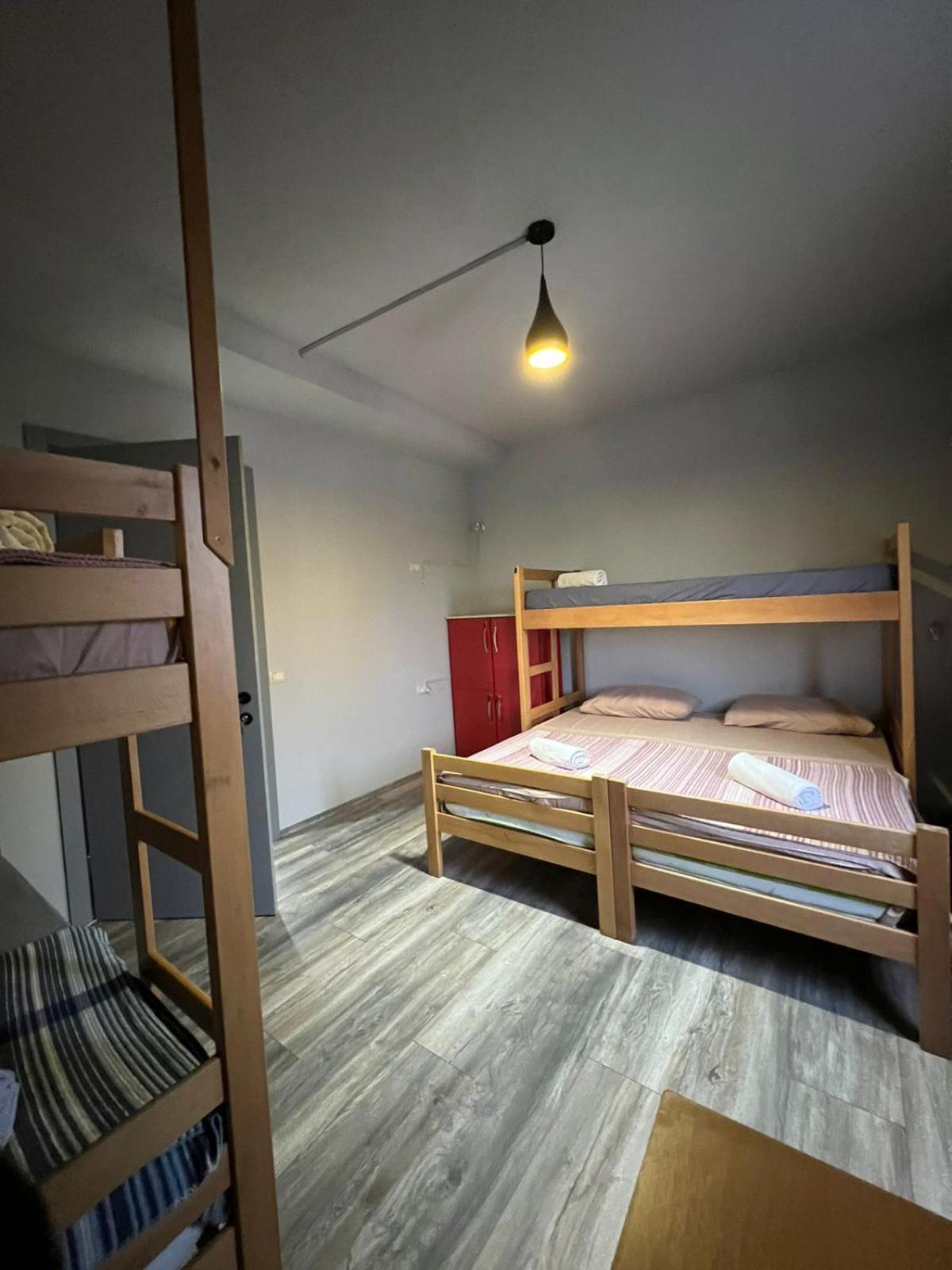The Rooftop Hostel Шкодер Номер фото